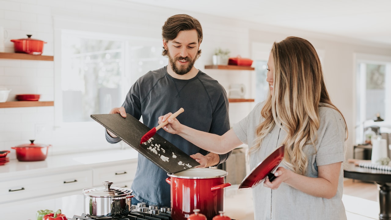 Cuisiner ensemble, à la maison